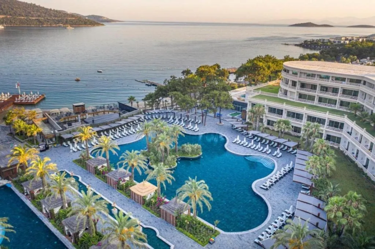 VOQUE HOTEL BODRUM | 2019 yılında Bodrum’da tamamlanan otel havuz uygulama projesinde; betonarme havuz sistemleri, mekanik altyapı çözümleri ve dış mekan uygulamaları profesyonel süreç yönetimiyle gerçekleştirilmiştir.  Proje kapsamında; * Ana yüzme havuzları   * Sirkülasyon ve filtrasyon sistemleri   * Havuz mekanik altyapısı   * Taşma ve drenaj detayları   * Havuz çevresi uygulamaları    modern teknik standartlara uygun şekilde uygulanmıştır.  Yoğun kullanım kapasitesine sahip otel projelerinde; uzun ömürlü sistem altyapısı, doğru izolasyon uygulamaları ve profesyonel saha koordinasyonu büyük önem taşımaktadır.  FLEXTON olarak; otel, villa ve özel yaşam alanlarında modern havuz sistemleri ve anahtar teslim uygulama çözümleri sunuyoruz.