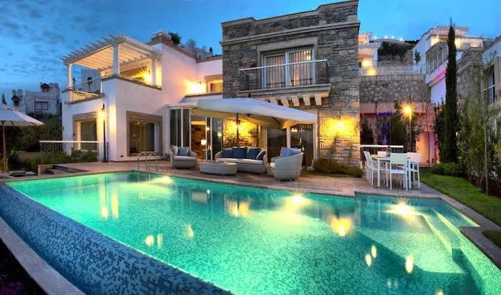 Bodrum’da hayata geçirdiğimiz özel villa ve havuz uygulaması. Modern mimari ve profesyonel detaylarla tasarlandı.