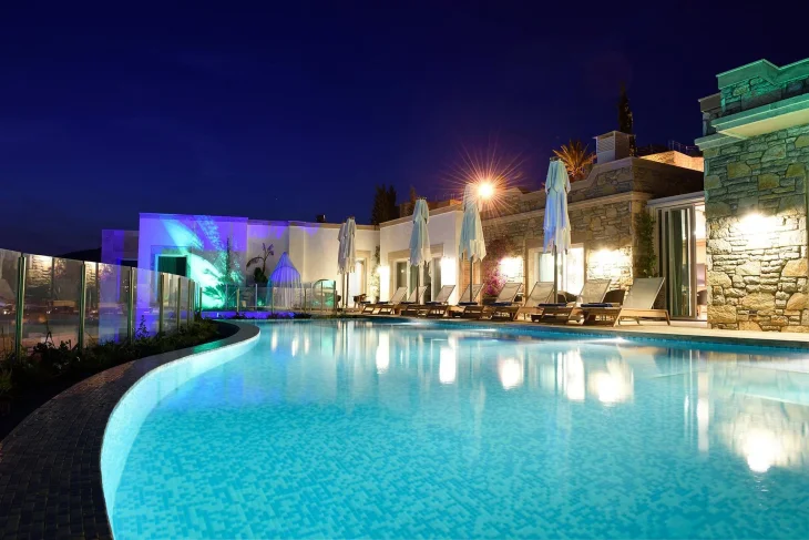 FLEXTON imzası taşıyan Bodrum Yalıkavak havuz projesi. Modern villa mimarisi, özel gece aydınlatmaları ve profesyonel uygulama detaylarıyla hayata geçirildi.